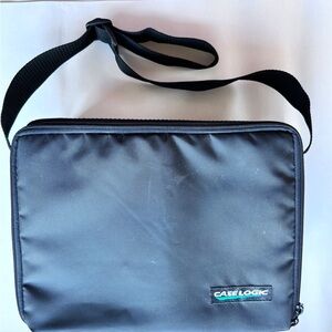 Case logic Music Cd Case Holds 30 CD's Carrying Strap Zippered 90's